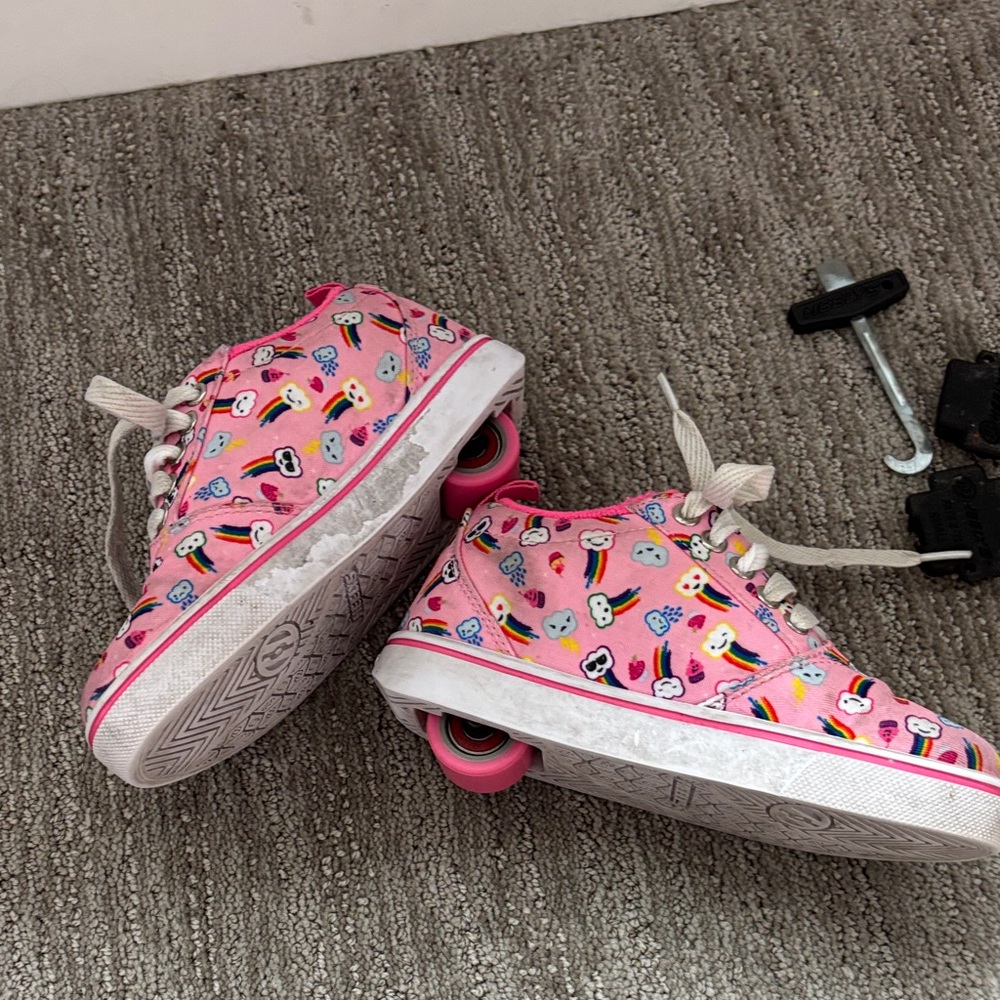 Heelys Pink and White Kids Sneakers with Fun Patterns - Picture 4 of 6